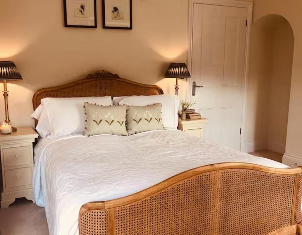 Pass The Keys Old Beams Luxury Style & Comfort In Town Centre Bakewell Extérieur photo