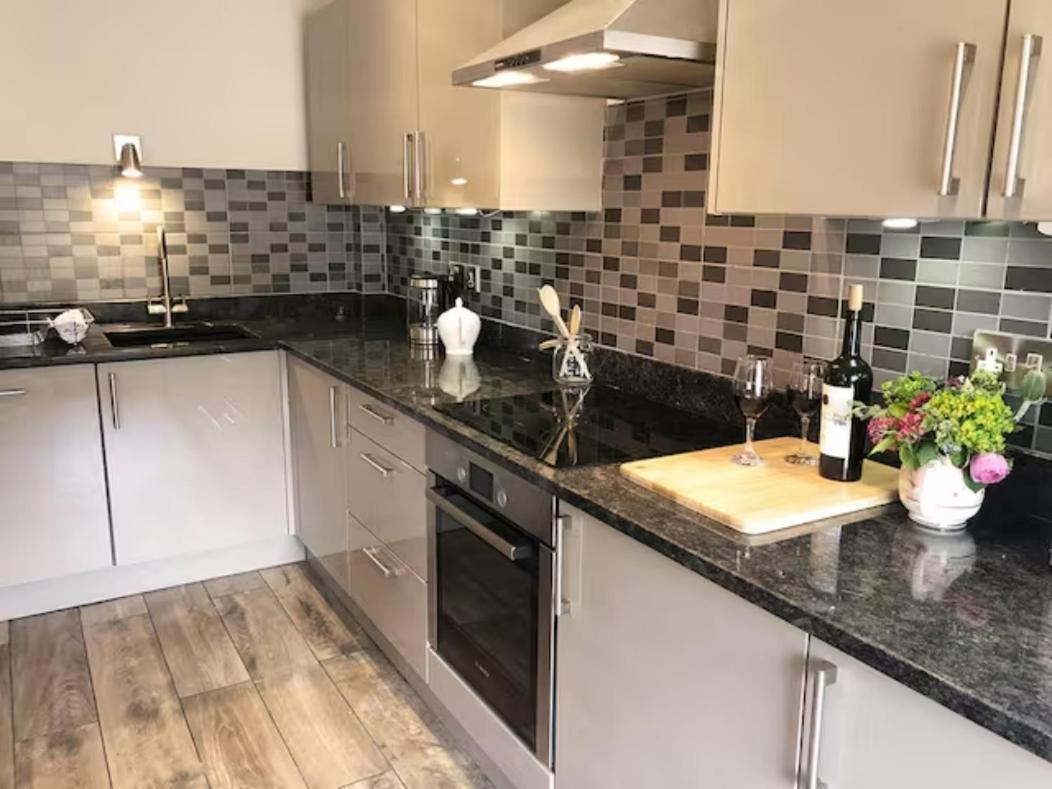Pass The Keys Old Beams Luxury Style & Comfort In Town Centre Bakewell Extérieur photo