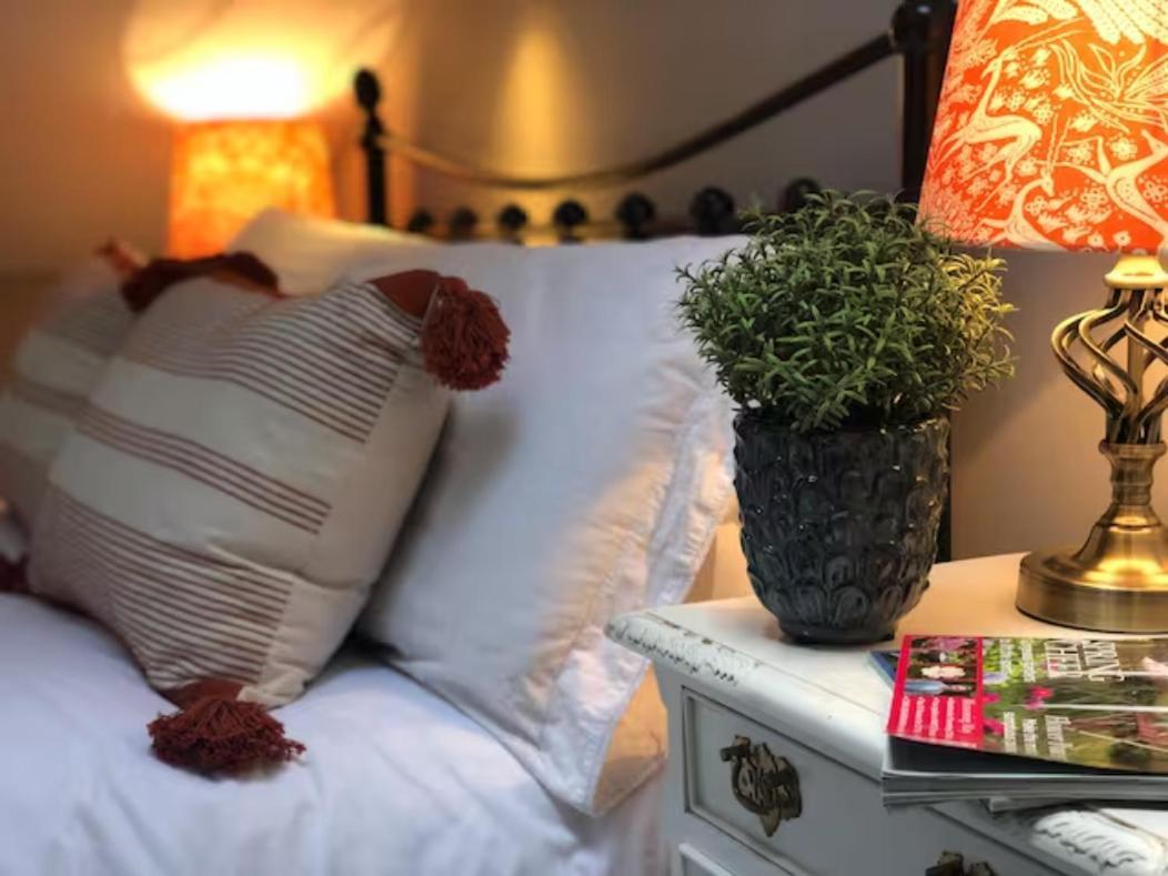 Pass The Keys Old Beams Luxury Style & Comfort In Town Centre Bakewell Extérieur photo