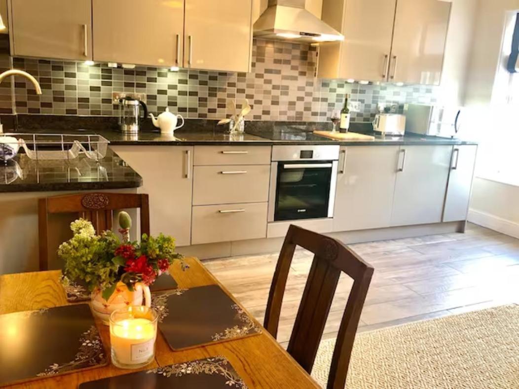 Pass The Keys Old Beams Luxury Style & Comfort In Town Centre Bakewell Extérieur photo
